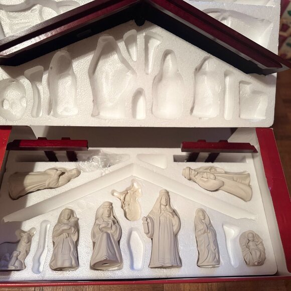 Lenox “Commemorate 2000” Nativity Set – 10 Pieces - Picture 4 of 9